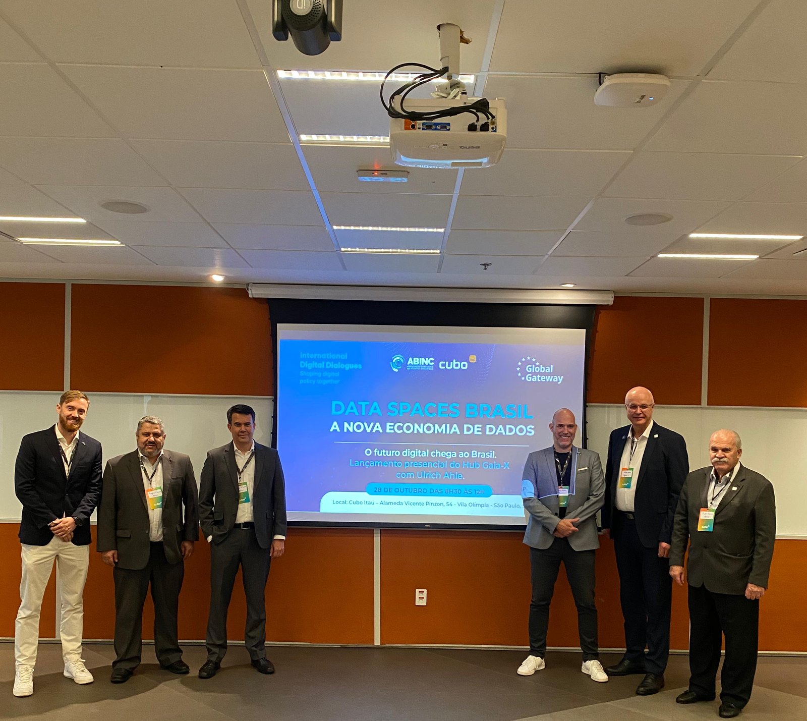 Lideranças da ABINC e parceiros no lançamento do Hub Gaia-X Brasil, diante do telão Data Spaces Brasil — A Nova Economia de Dados, no Cubo Itaú