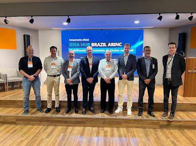 Lançamento oficial do IDSA Hub Brazil — ABINC, com lideranças diante do painel “Mobilizando a economia de Dados no Brasil”